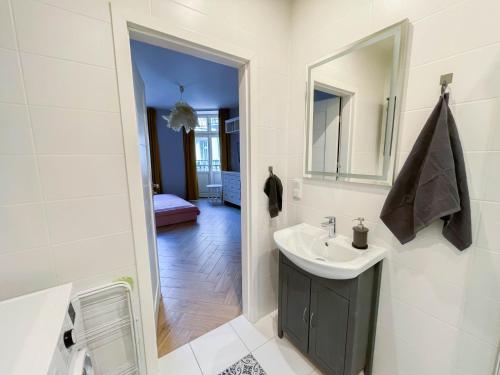 ein Bad mit einem Waschbecken und einem Spiegel in der Unterkunft Top Residence Near Wawel in Krakau
