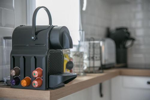 un bagage assis sur un comptoir dans une cuisine dans l'établissement L'idéal à Blonville, à Blonville-sur-Mer