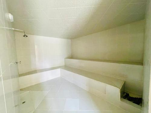 an empty bathroom with a room with a wallapsed at Suite hotelera llanogrande in Rionegro