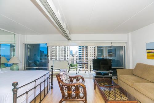 un salon avec un lit et un canapé dans l'établissement Ilikai Tower 1936 condo, à Honolulu