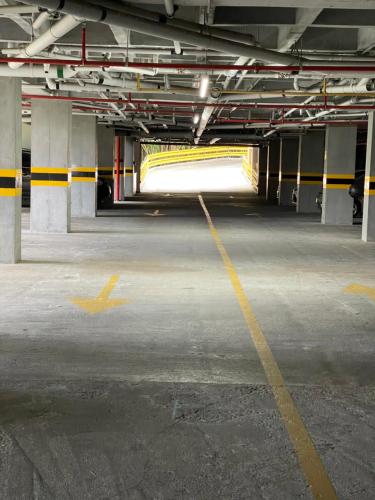 an empty parking garage with yellow lines on the floor at Suite hotelera rio verde cerca al aeropuerto in Rionegro