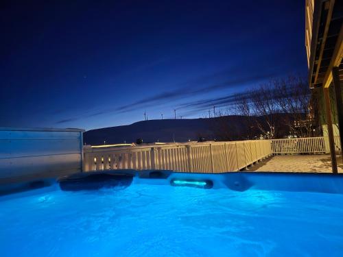 Blick auf den Pool in der Nacht in der Unterkunft Nord Hus Service AS, Deluxe, Sauna, Jakuzzi in Havøysund