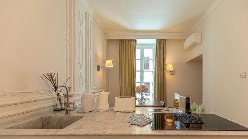 baño grande con lavabo y ventana en Cavallotti 22, en La Spezia