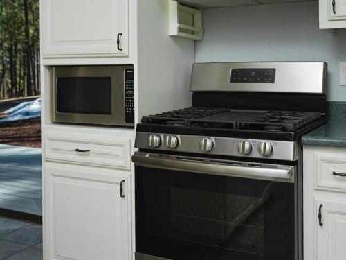 Η κουζίνα ή μικρή κουζίνα στο Cobalt Cabin Gateway to Grand Canyon Sedona & More