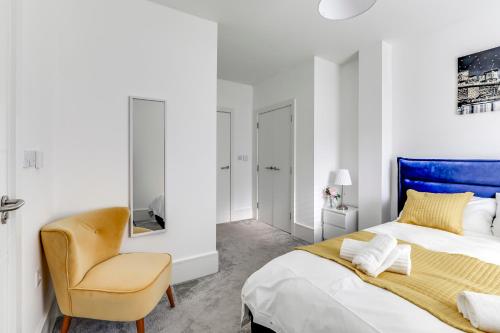 1 dormitorio con 1 cama extragrande y 1 silla en Hertfordshire's Luxury House en Hemel Hempstead