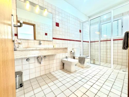 a bathroom with a toilet and a sink and a shower at Profetas GuestHouse in Porto Santo