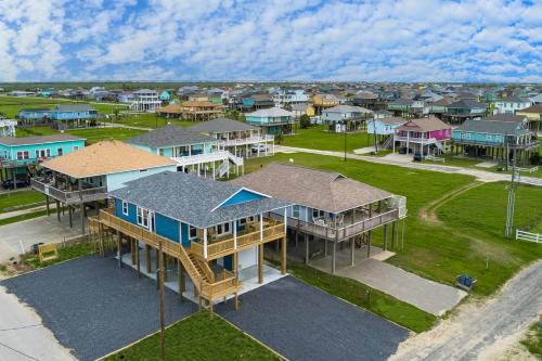 High Tide Hideaway homeの敷地内または近くにあるプール