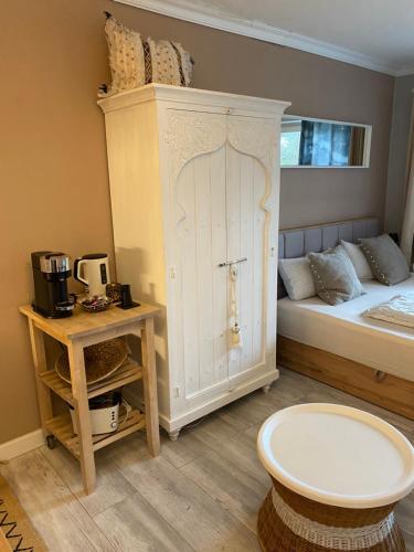 a small room with a bed and a small table at Ferienwohnung Darosa Gipfelglück in Seeg