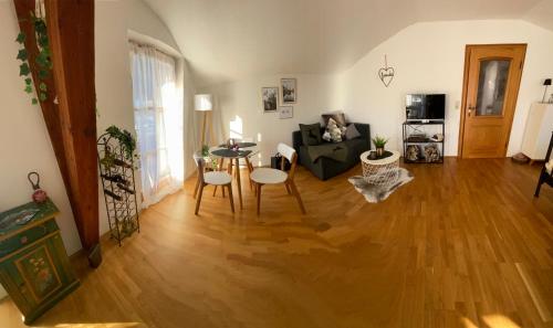 sala de estar con mesa y sofá en NEUES ruhiges Apartment, Bergblick, Stellplatz, en Bischofswiesen