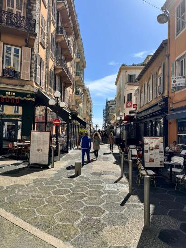 Carre D'or: Very Central Calm Cozy 2BR, with Wi-Fi