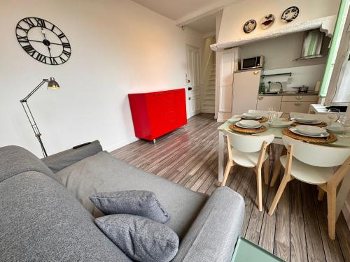 - un salon avec un canapé, une table et un réveil dans l'établissement Carre D'or: Very Central Calm Cozy 2BR, with Wi-Fi, à Nice