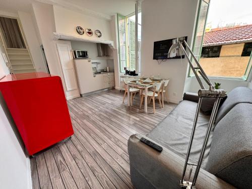 ein Wohnzimmer mit einem Sofa und einem Tisch in der Unterkunft Carre D'or: Very Central Calm Cozy 2BR, with Wi-Fi in Nizza