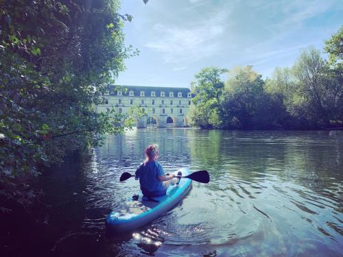 a person on a paddle board in the water at Maison Saint Georges in Saint-Georges-sur-Cher