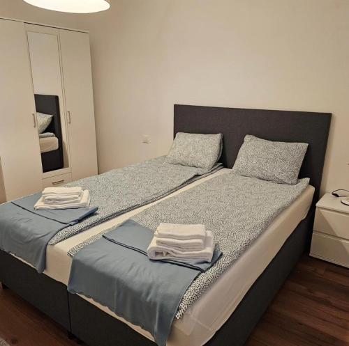 ein Schlafzimmer mit einem großen Bett mit zwei Handtüchern darauf in der Unterkunft Lugano CASA NOSTRA guesthouse in Paradiso