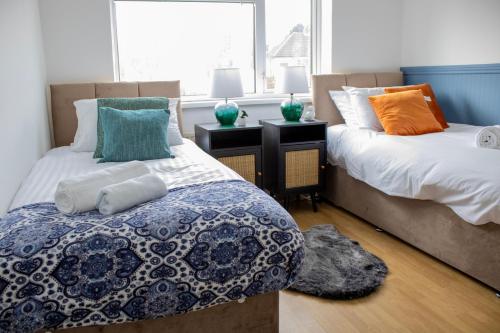 Tempat tidur dalam kamar di Spacious 3 Bed House in Sheldon 5 min to JLR & NEC