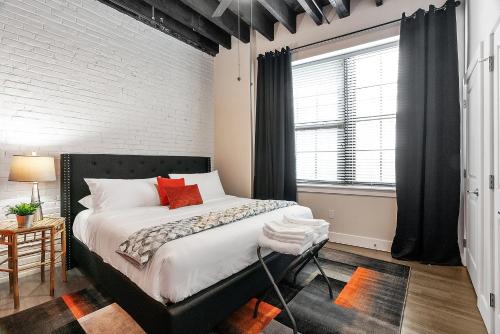 um quarto com uma cama grande e uma janela em Luxury Urban 1BR King Bed-Parking - Heart of Historic Germantown - Temple & LaSalle -105- Stay Long Term! em Filadélfia