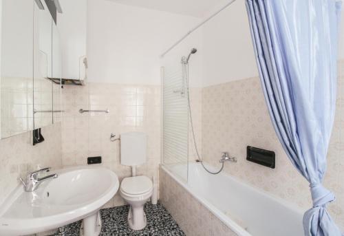 ein Badezimmer mit einem WC, einer Badewanne und einem Waschbecken in der Unterkunft Casa Annita in Naggio
