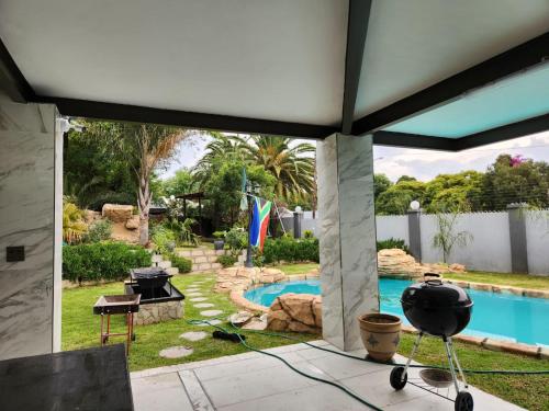 vistas a la piscina desde el patio de una casa en Gabriel's Gate, en Johannesburgo