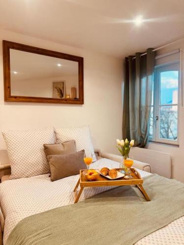 Cette chambre comprend un lit et un plateau de fruits. dans l'établissement L'escale Versailles paris G/W/N, à Versailles