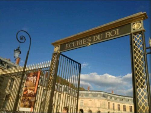a gate with a sign that reads equilles du roisson at L'escale Versailles paris G/W/N in Versailles