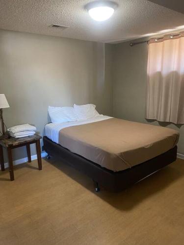 - une chambre avec un lit, une table et une fenêtre dans l'établissement LOZ Paradise Sleep 12-Bachelor/Bachelorette Party!, à Lac des Ozarks