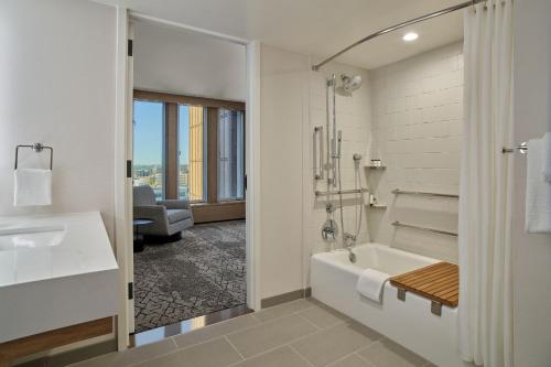 y baño con bañera, lavamanos y ducha. en Sheraton Denver Downtown Hotel en Denver