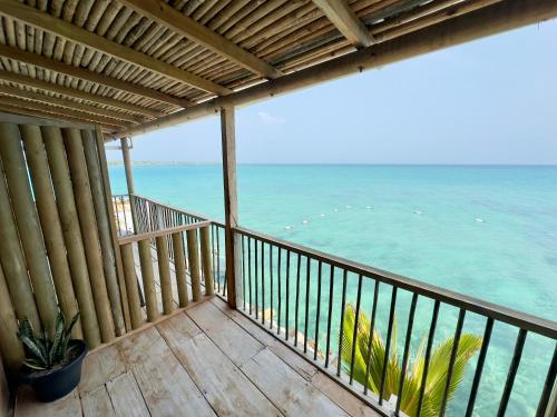 a balcony with a view of the ocean at Hostel Santa Cruz del Islote in Santa Cruz del Islote
