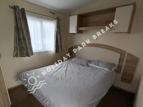 Aloha - Cosy 2 Bed Close to Venue at Seal Bay, Selsey 객실 침대