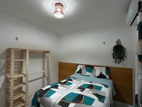 a bedroom with a bed with a wooden headboard at Apto bem localizado est de Ribamar ao lado do shopping in São-José-do-Ribamar