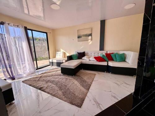 uma sala de estar com um sofá e um tapete em Villa Alexa em La Cana