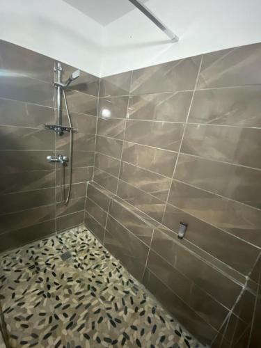 La salle de bains est pourvue d'une douche et de carrelage. dans l'établissement Soley Mwen, au Marin