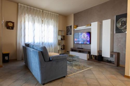 a living room with a couch and a television at Casa Gozza in Verzuolo