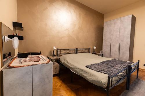 - une chambre avec un lit et une commode dans l'établissement Casa Gozza, à Verzuolo