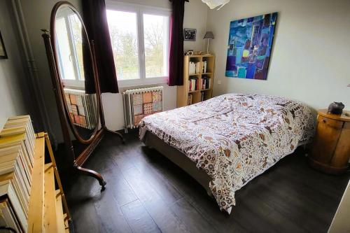- une chambre avec un lit et une fenêtre dans l'établissement Appartement des beaux-arts, à Besançon