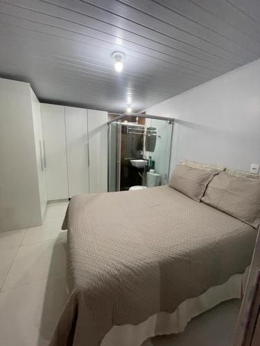 a bedroom with a large bed in a room at Apartamento Mobiliado centro de Palmas in Palmas