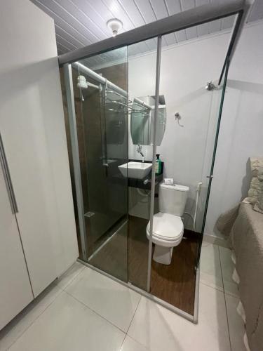 a bathroom with a shower with a toilet and a sink at Apartamento Mobiliado centro de Palmas in Palmas