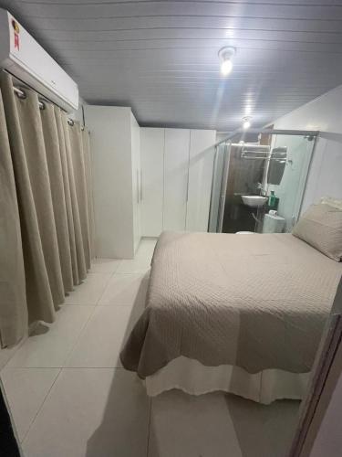 Habitación pequeña con cama y baño. en Apartamento Mobiliado centro de Palmas, en Palmas