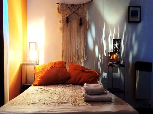 1 dormitorio con 1 cama con 2 toallas en Ipay Alojamiento Familiar en Purmamarca