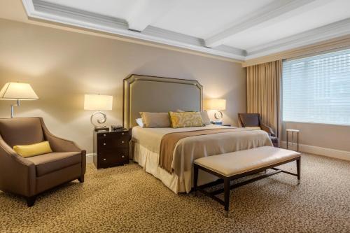 Ένα ή περισσότερα κρεβάτια σε δωμάτιο στο Omni Berkshire Place