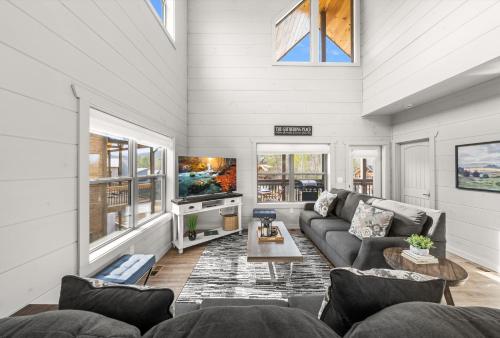Χώρος καθιστικού στο NEW Cabin - Heated Indoor Pool, Jacuzzi, Gameroom