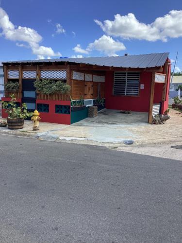un bâtiment rouge avec une bouche d'incendie devant lui dans l'établissement Moon’s Place, à Toa Baja