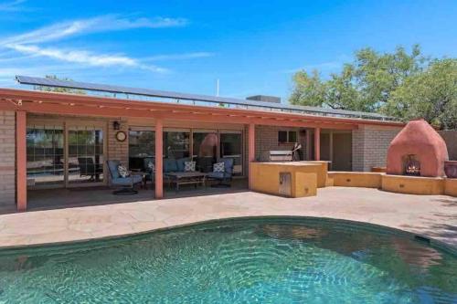 una piscina frente a una casa en Desert Oasis, en Tucson