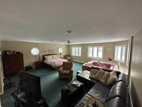ein Wohnzimmer mit einem Sofa und einem Bett in der Unterkunft Eden Estate B&B in Reidville