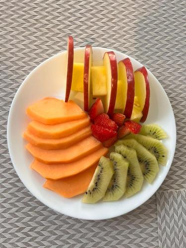 een bord met fruit en crackers op een tafel bij Hotel Kasa 22 SMA in San Miguel de Allende