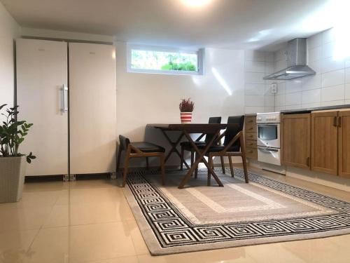 Spacious and cozy semi-basement في لوند: مطبخ مع طاولة وكراسي في غرفة
