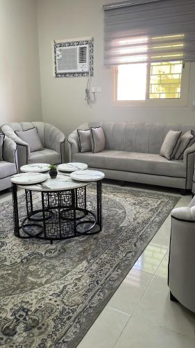 a living room with a couch and a table at همس المدينة شقة مفروشة in Abyār ‘Alī