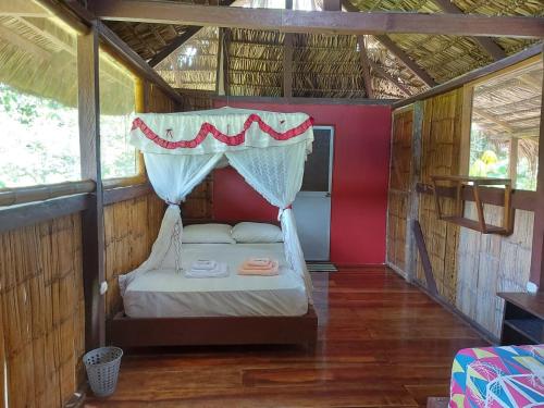 1 dormitorio pequeño con 1 cama en una casa en Amazon Lodge Harpy, en Parque Nacional Yasuní