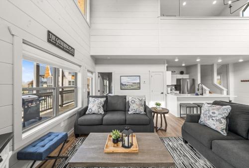 a living room with a couch and a table at NEW Cabin - Heated Indoor Pool, Jacuzzi, Gameroom in Pigeon Forge