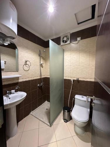 Sedrah Al Aziziah Hotel 2 في Al ‘Azīzīyah: حمام مع مرحاض ومغسلة