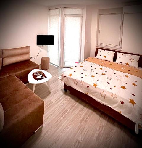 1 dormitorio con 1 cama grande y 1 sofá en Amore Lux en Paraćin